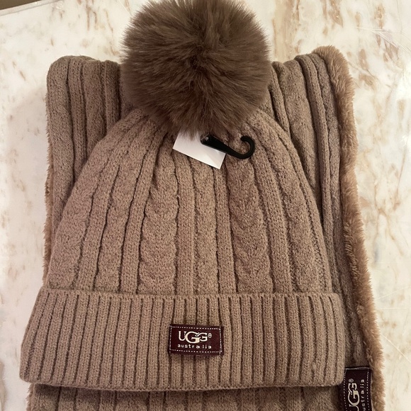 UGG Winter Chestnut Brown   Sweater Weather pom pom hat infinity scarf Set. NWT - Picture 2 of 8
